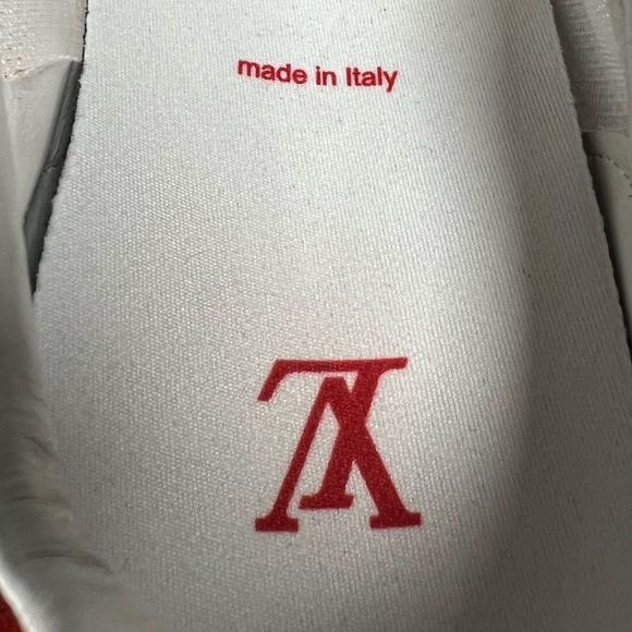 🚨LOUIS VUITTON RUNNER SNEAKER🚨 - Picture 12 of 13